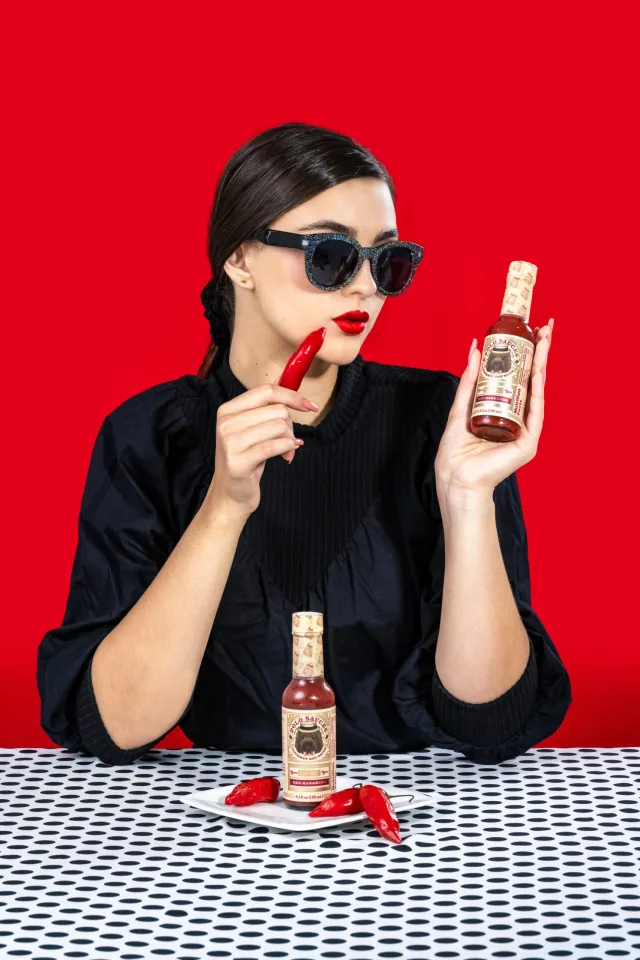 Fotografía de campaña de Polo Sauces sobre fondo rojo